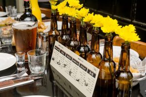 סידור פרחים בבקבוקי בירה, מבשלת ג'מס פתח תקווה